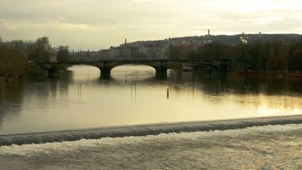 Bridge in the winter evening in Prague, Czech Republic. — Stock Video