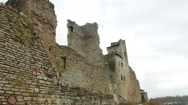 Średniowieczny dziedziniec zamku rakvere, estonia. — Wideo stockowe