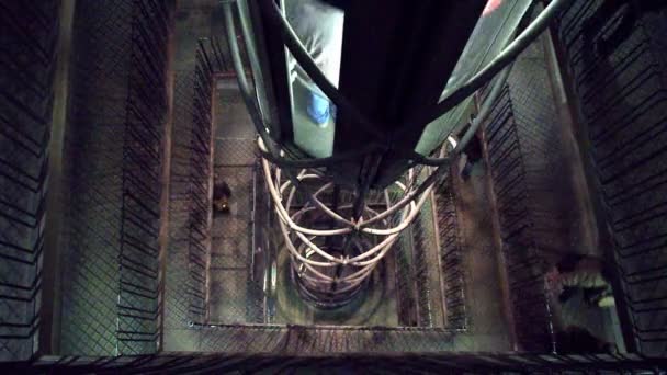Prag eski şehir belediye binası içinde modern Asansör. — Stok video