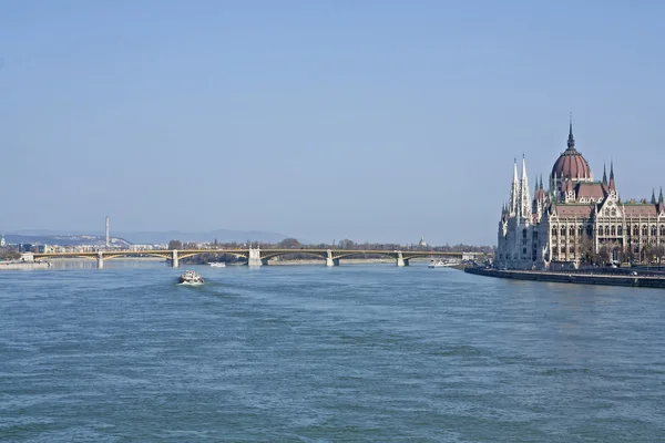 Hungarian Parliament on the banks of the river Danube — Stock Photo, Image