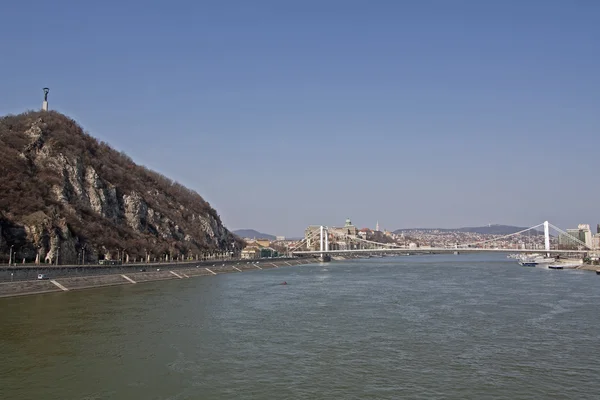 Statua della Libertà e Ponte Erzsebet sul Danubio — Foto Stock