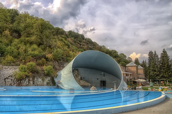 bir mağarada barlang furdo termal spa