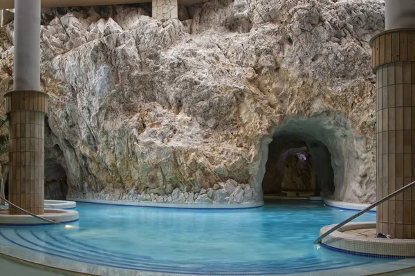 Barlang furdo thermalbad in einer höhle — Stockfoto