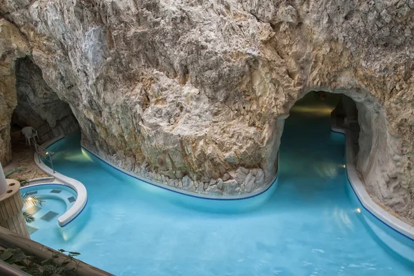 bir mağarada barlang furdo termal spa