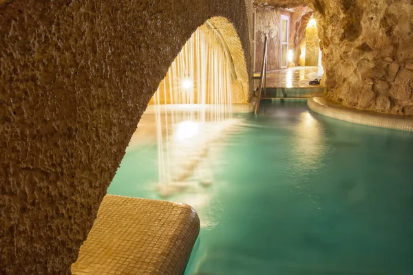 bir mağarada barlang furdo termal spa