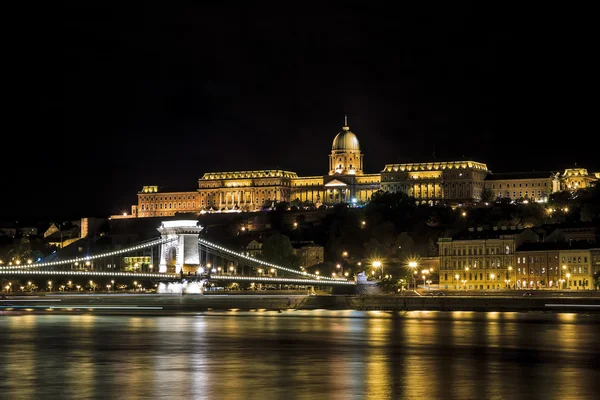 Budapest-palota és a lánc brisge, a Duna partján — Stock Fotó