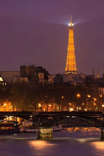 Torre Eiffel sobre o Rio Sena — Fotografia de Stock