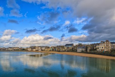 Denizde yansıyan bulutlar