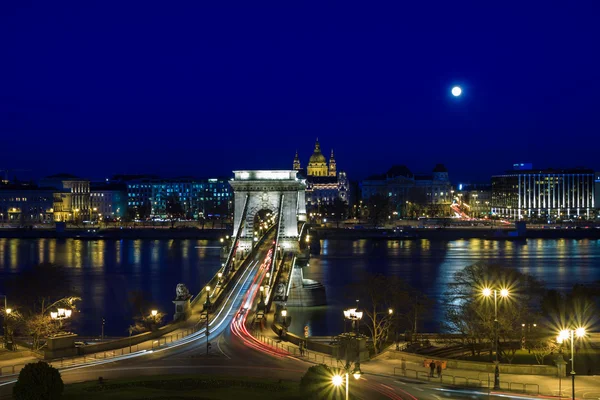 Ланцюгового мосту через річку Дунай на Місячна ніч — стокове фото