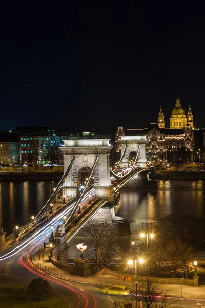 Ponte Chain sobre o rio Danúbio à noite — Fotografia de Stock