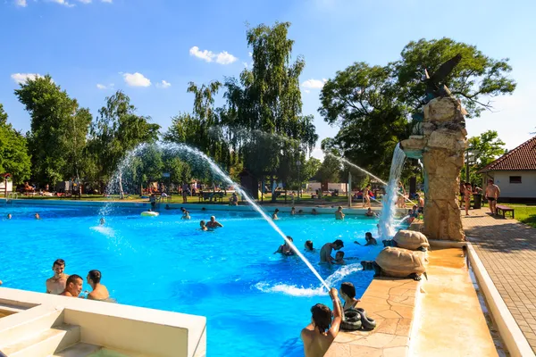 Hauptschwimmbecken im berekfurdo spa ungarisch — Stockfoto