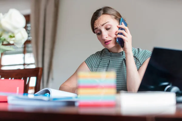 La mujer de negocios ya no puede tolerar trabajar desde casa. —  Fotos de Stock