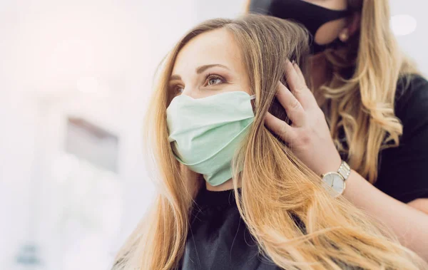 Donna con acconciatura fresca in negozio di tagliacapelli con maschera viso — Foto Stock