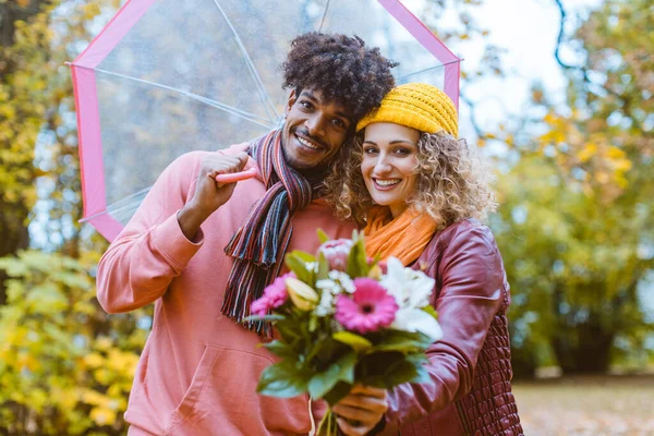 Uomo Donna Diversa Etnia Che Abbracciano Autunno Durante Una Passeggiata — Foto Stock