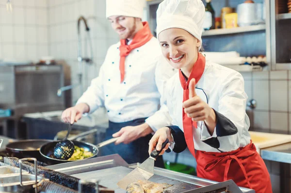 Kockar Restaurang Kök Matlagning Och Tummen Upp Som Ett Tecken — Stockfoto