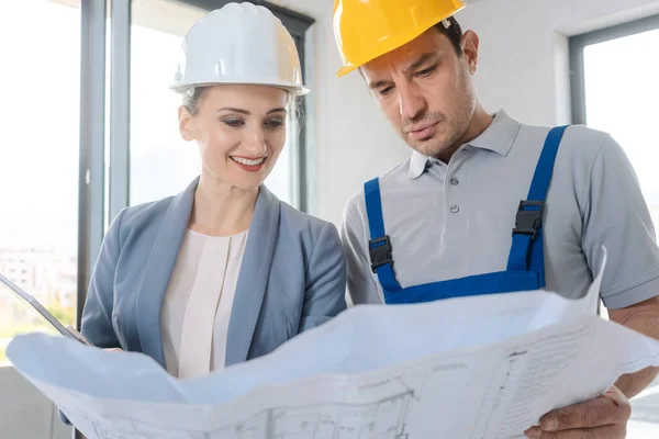 Construction Worker Architect Looking Plan Blueprint Site — Stock Photo, Image