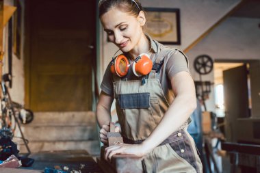 Ahşap uçlu kadın marangoz eli.