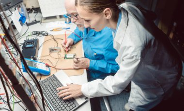 Geliştirme mühendisleri laboratuarda yeni ürünler tasarlıyor.