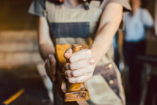 Primer plano a mano de mujer carpintero con cepilladora de madera —  Fotos de Stock