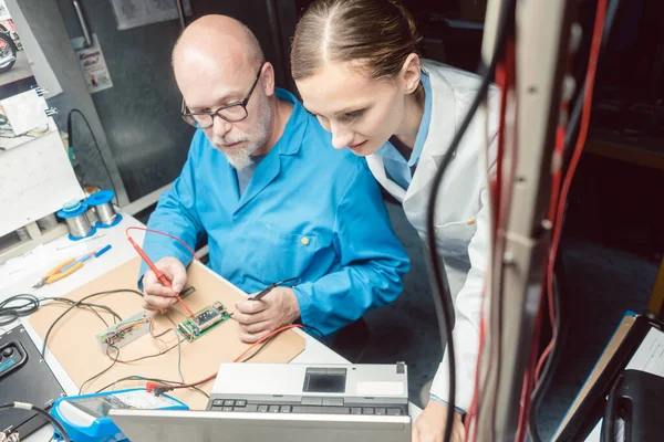 Une équipe d'ingénieurs de développement conçoit un nouveau produit en laboratoire — Photo