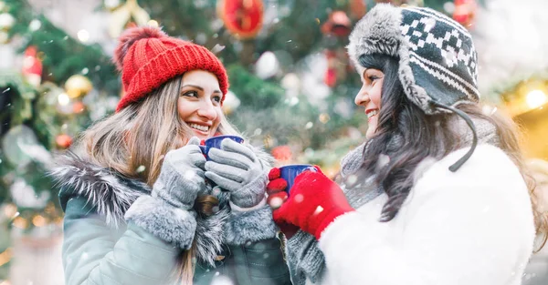 Οι καλύτεροι φίλοι απολαμβάνουν το ζεστό κρασί στην Χριστουγεννιάτικη αγορά — Φωτογραφία Αρχείου