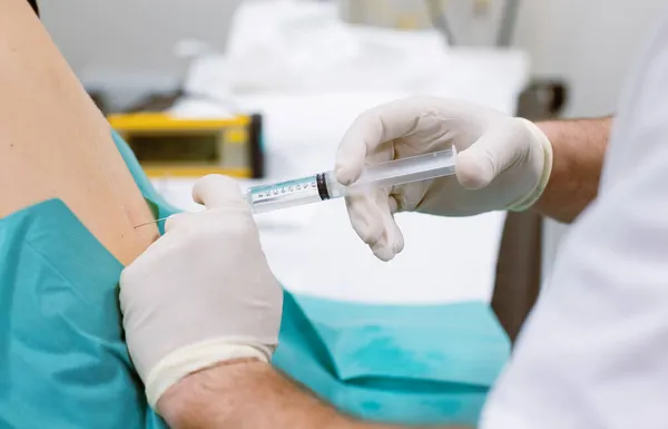 Médico ortopédico injetando cortisona em disco escorregado — Fotografia de Stock