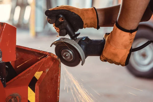 Técnico com moedor de disco trabalhando na máquina agrícola — Fotografia de Stock