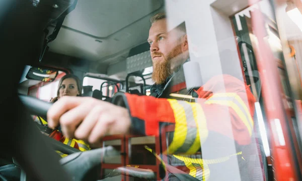 Οδηγός πυροσβεστικού οχήματος εν δράσει — Φωτογραφία Αρχείου