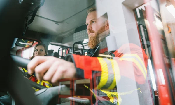 Conducteur d'un camion de pompiers en action — Photo