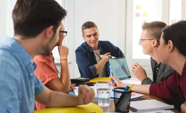 Gelukkige collega 's zitten samen in het kantoor — Stockfoto