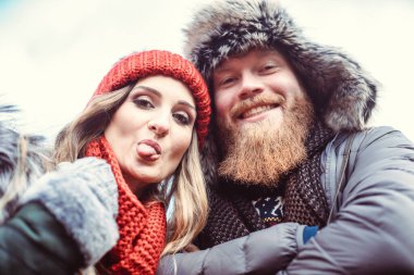 Solmuş elbiseli çift, dilini dışarı çıkaran kadın.