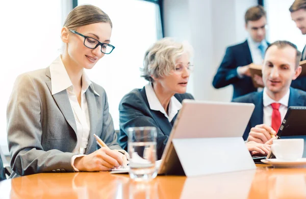 Joven mujer de negocios trabajando con sus colegas — Foto de Stock