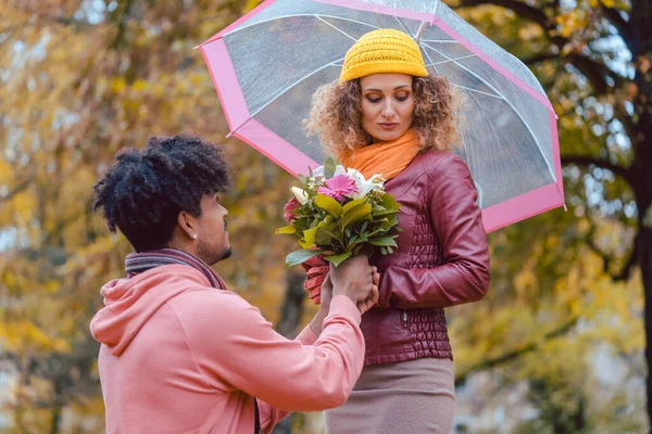 Hombre proponiéndose en otoño, pero la chica lo rechaza —  Fotos de Stock