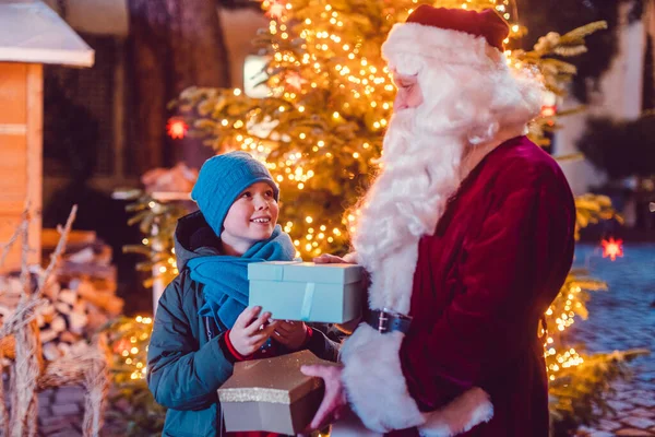 Junge bekommt selbst ein Geschenk vom Weihnachtsmann — Stockfoto