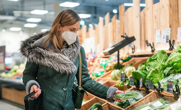 Woman wearing ffp2 face mask shopping in supermarket — Stock Photo, Image