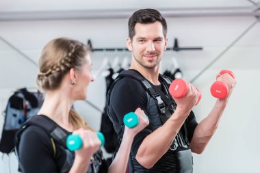 Spor salonunda spor yapan sporcu çift.