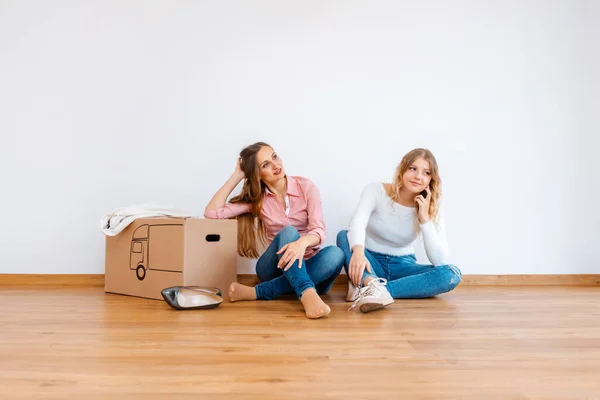 Duas mulheres em novo apartamento sonhando — Fotografia de Stock