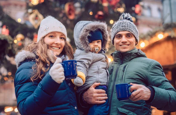 Familia con niños divirtiéndose en el mercado de Navidad — Foto de Stock