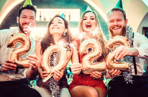 Skupina lidí oslavující příchod roku 2022 — Stock fotografie