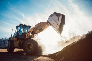 Buldozer gübreleme için biyokütle yığını oluşturuyor