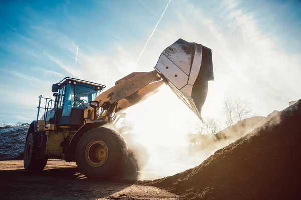 Bulldozer colocando biomassa em pilha para compostagem — Fotografia de Stock