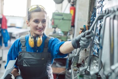 Duvardan fabrikadaki kadın yakalama aracı
