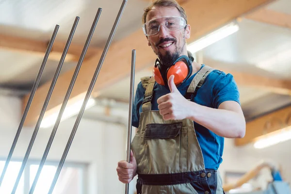 Creatore di scale nel suo laboratorio — Foto Stock