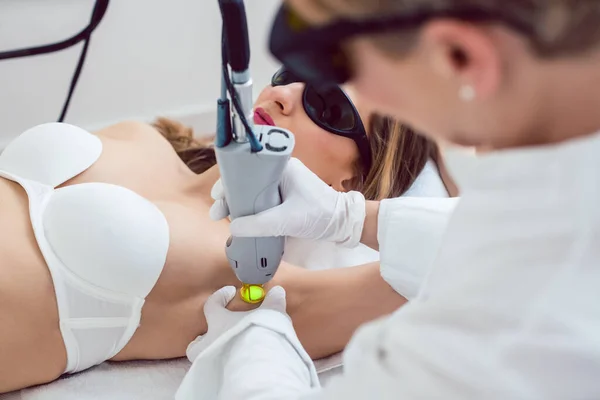 Donna durante la depilazione utilizzando la moderna tecnologia laser — Foto Stock