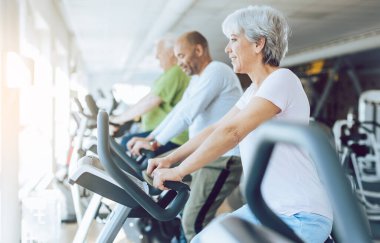 Son sınıf öğrencileri spor salonundaki sabit spor bisikletlerine binsin.