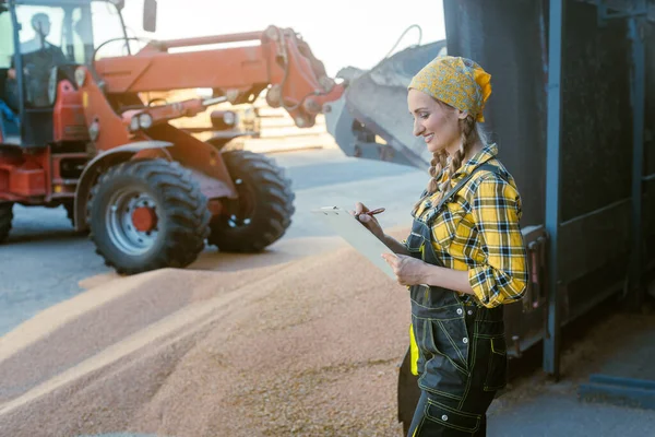 谷物储存在粮仓或仓库中，由农民进行记录 — 图库照片