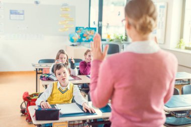 İlkokulda öğrencileriyle birlikte öğretmendi.