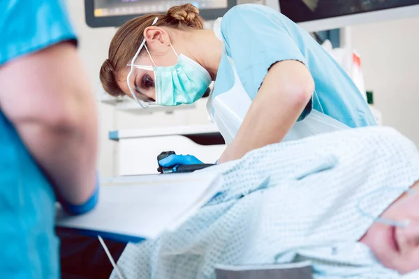 Proktolog podczas kolonoskopii wstawiania endoskopu — Zdjęcie stockowe