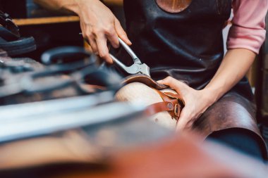 Ayakkabı tamircisi ayakkabı tabanı üzerinde çalışıyor.