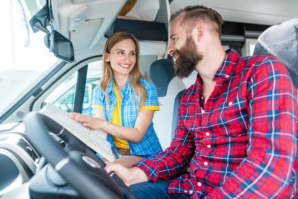 Paar bij werf van RV dealer plannen van de reis met hun camper — Stockfoto